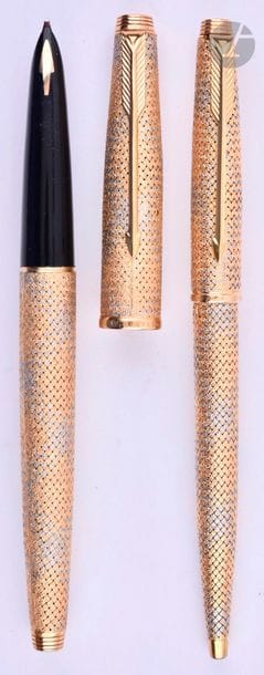 BOUCHERON
Parure stylo plume et stylo bille en or 18 carats tressé deux ors. Réalisée sur une base de Parker 61. Plume or, remplissage cartouche. Bille avec capuchon poussoir. Micro-rayures. 
Longueur du plume : 138 mm - Poids brut de la parure : 52 g