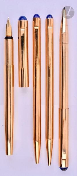 Parure stylo plume + stylo bille + stylo feutre + stylo mine en or 18 carats. Réalisée par le joaillier parisien Lefebvre. Décor lisse et une pierre lapis est sertie au sommet des capuchons. Plume or 18 carats, remplissage cartouche. Bille système tournant. Porte-mines tournant en 0,9 mm - Micro-rayures.
Longueur du plume : 148 mm - Poids brut de la parure : 124 g
