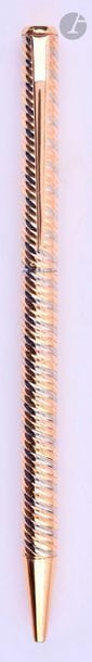BOUCHERONS
 18 carat gold ballpoint
 pen with
 twisted yellow and white gold decoration. Rotating system. Microstripes
.

 Nib length: 132 mm - Gross weight: 36 g


