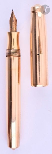 CARTIER
Stylo plume en or 18 carats décor lisse. Réalisé par le joaillier parisien Lefebvre. Plume PL en or 18 carats, remplissage par bouton poussoir (poche à changer). Micro-rayures. 
Longueur : 126 mm - Poids brut : 38 g
