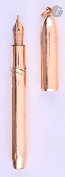 CARTIER
Stylo plume en or 14 carats. Décor lisse. Réalisé par Hicks. Plume or Hicks 14 carats, remplissage par pompe (poche à changer). Bélière au capuchon. Micro-rayures. 
Longueur : 96 mm - Poids brut : 12 g
