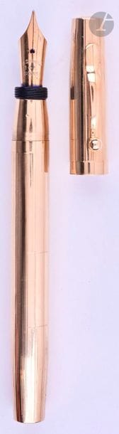 CARTIER
Stylo plume en or 14 carats. Décor ligné. Réalisé par Hicks. Plume or Hicks 14 carats, remplissage par pompe (poche à changer). Petits coups et micro-rayures. 
Longueur : 134 mm - Poids brut : 20 g
