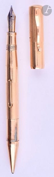 CARTIER
Combo stylo plume et stylo mine en or 14 carats. Décor ligné. Réalisé par Hicks. Plume or 14 carats, remplissage par levier (poche à changer). Système mine tournant. Petits coups et micro-rayures. 
Longueur : 121 mm - Poids brut : 26 g
