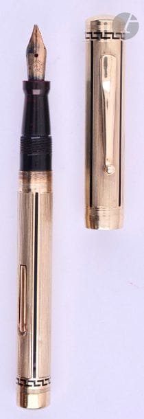 CARTIER
Stylo plume en or 14 carats. Décor ligné et bandes de laque noire. Initiales JJFR sur le corps. Plume or 14 carats, remplissage levier (poche à changer). Petits coups et micro-rayures. 
Longueur : 124 mm - Poids brut : 26 g
