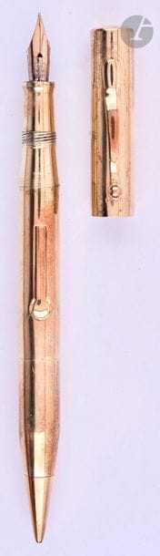 CARTIER
Combo stylo plume et stylo mine en or 14 carats. Décor lisse. Réalisé par Hicks. Plume or 14 carats, Hicks remplissage par levier (poche à changer). Système mine tournant. Petits coups et micro-rayures. 
Longueur : 135 mm - Poids brut : 30 g
