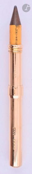 CARTIER
Porte crayon en or 18 carats décor lisse. Une bague coulisse sur le corps pour faire sortir le crayon. Petits coups et micro-rayures. 
Longueur : 74 mm - Poids brut : 14 g
