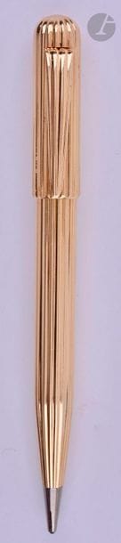Stylo mine en or 18 carats. Réalisé par le joaillier parisien Lefebvre. Décor godrons. Mécanisme par capuchon poussoir utilisant des mines 1,18 mm - Micro-rayures.
Longueur du mine : 122 mm - Poids brut : 50 g