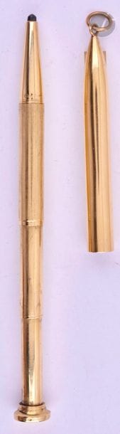 CARTIERS pencil in
 18 carat gold mine with smooth decoration. Telescopic with a belly cap. Rotating system. In its box. Small blows and micro-scratches
.

 Closed length: 84 mm - Gross weight:

 26g
