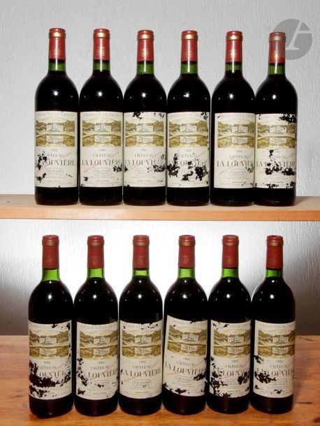 12 B CHÂTEAU LA LOUVIÈRE (Original wooden case) 6 B.G. and 1 B.G.-; e.t.a., Pessac-Léognan, 1982