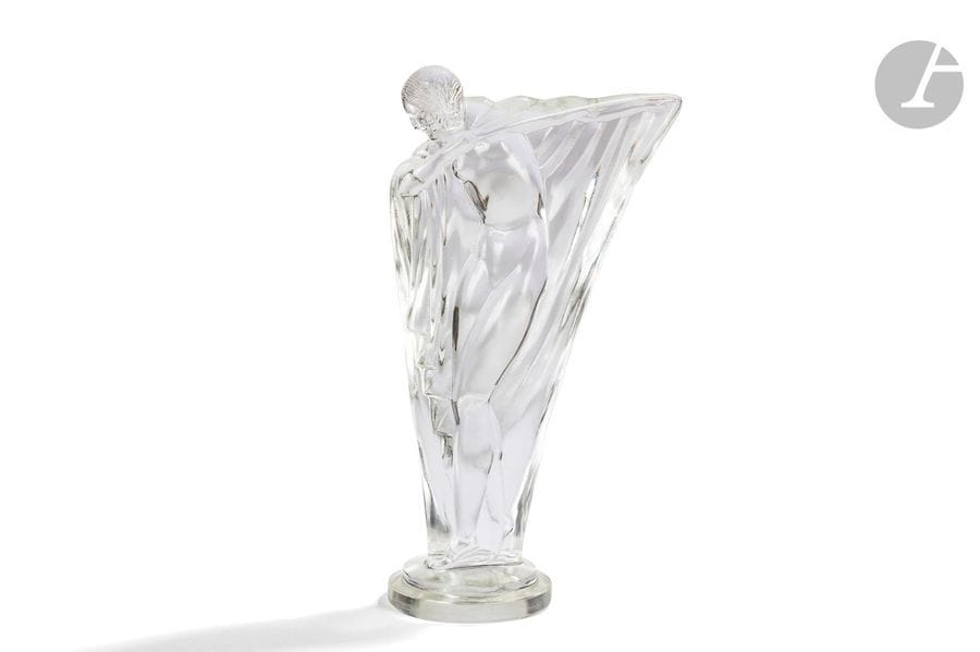 EDMOND ETLING VERRERIE D’ART & LUCILE SEVIN SCULPTEUR
Nu voilé dit aussi Femme nue aux bras tendu, le modèle créé vers [1933]
Sculpture. Épreuve en verre clair moulé-pressé. Marquée ETLING France 50 en relief sur la base. H. 20,5 cm