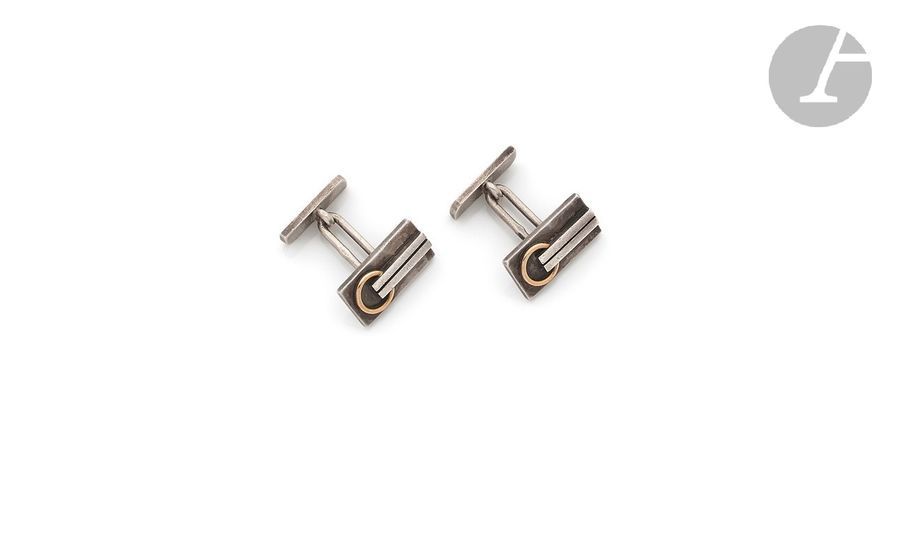 JEAN DESPRÉS (1889-1980)
Rare paire de boutons de manchette modernistes en argent et or. Les platines au motif d’une double barrette retenant un anneau sur un fond traité en martelage. Chaque bouton signé J. DESPRÉS à la pointe et porte les poinçons de Maître Orfèvre et de garantie. Poids : 15,4 g

Provenance :
- M. et Mme X., Avallon. Œuvre acquise directement auprès de Jean Després.
- Mme D., Sarzeau (Bretagne). Fille des précédents.