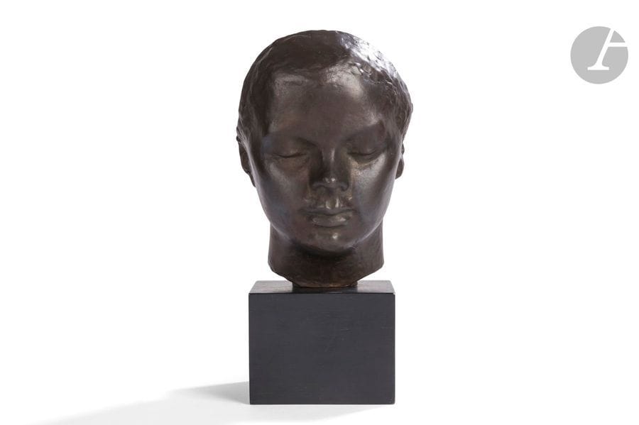 JEAN CARTON (1912-1988) 
La jeune flûtiste, le modèle créé vers [1935-37] épreuve n° 3/8
Portrait sculpté. Épreuve en bronze à patine brun noir. Socle cubique en bois noirci. Signé J. CARTON, porte le cachet de fondeur E. GODARD Fond. et le justificatif de tirage 3/8. 
H. base comprise : 33 cm – H. bronze seul : 23 cm