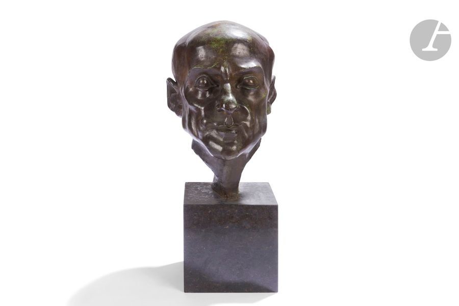 HENRI DELCAMBRE (1911-2003) 
Le galeriste Marcel Guiot
Portrait sculpté. Épreuve en bronze à patine brun richement nuancé vert. Base cubique en granit noir. Signé DELCAMBRE et porte le cachet de fondeur Alexis RUDIER Fondeur Paris sur l’arrière. 
H. totale : 46,5 cm – H. bronze seul : 31 cm 