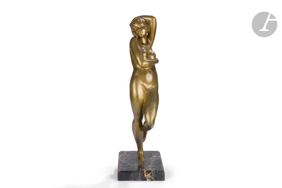 MARIE-LOUISE SIMARD (1886-1963) 
Grand nu 
Sculpture. Épreuve en bronze doré. Fonte d’édition ancienne des années 1930. Base en marbre Portor. Usures à la dorure. Signée M.L. SIMARD incisé sur le marbre. 
H. totale : 64 cm – H. bronze seul : 60 cm 