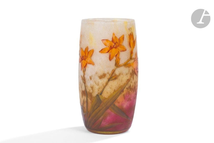 DAUM NANCY 
Crocosmias 
Vase gobelet. Épreuve en verre multicouche, le décor dégagé à l’acide émaillé polychrome sur fond granité marmoréen gris-blanc nuancé de jaune par endroits. Une petite égrenure en pourtour de la base. Signé DAUM Nancy à la Croix de Lorraine dans le décor. H. 12,5 cm 