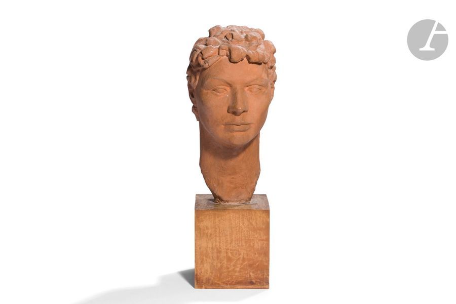 MAGDELEINE TILLEQUIN (1906-2010) 
Tête de femme, 1936 
Portrait sculpté. Épreuve en terre cuite. Base cubique en bois. Signée et datée Magdeleine TILLEQUIN 1936 sur la nuque. H. totale : 47 cm – H. terre cuite seule : 32 cm 