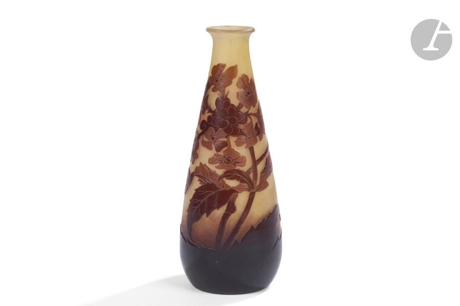 ÉTABLISSEMENTS GALLÉ (1904-1936) 
Arabettes des Alpes
Vase obus fuselé à col annulaire. Épreuve en verre multicouche, le décor dégagé à l’acide traité brun chocolat sur fond jaune. Signé GALLÉ, en réserve gravé en camée à l’acide. 
H. 15 cm