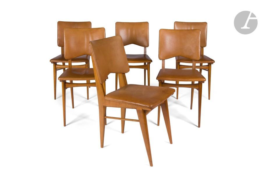 JEAN SOUVRAIN (XXème) 
Suite de 6 chaises en merisier. Assises et dossiers cintrés, gainés de cuir cognac. Pieds compas reliés par des entretoises. Quelques taches sur les parties en cuir. H. 84 cm - L. 43 cm - P. 50 cm