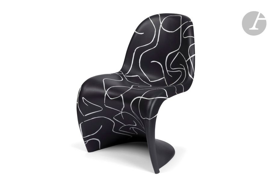 DOMINIQUE GRISOR (NÉ EN 1947) - VERNER PANTON (1926-1998) & VITRA ÉDITEUR
Panton chair, le modèle conçu en [1960] ; notre œuvre customisée vers [2005] 
Chaise. Plastique moulé teinté noir mat dans la masse, bandes adhésives blanches. Quelques soulèvements des bandes adhésives. Signée GRISOR à l’adhésif et marquée Verner PANTON en relief moulé sur l’arrière ; porte une étiquette et la marque de l’éditeur en relief sous l’assise. H. 83 cm – L. 49 cm – P. 60 cm 

Historique et provenance : 
Le magasin Emotions situé rue des Postes à Lille, showroom de mobilier design et éditeur de meubles d’auteur, accueillit vers 2005 une exposition de miniatures Vitra. À l’occasion de cet évènement, le responsable de cet espace, monsieur Franck Fermaut, lança un challenge à des artistes et designers contemporains. Neuf artistes répondirent à cet appel, consistant à revisiter une Panton Chair, dont Dominique Grisor, Paul Kuseni et Claude Courtecuisse. Les créations furent ensuite vendues aux enchères au profit de l’association Les Toiles Enchantées. Les propriétaires actuels de notre siège en firent l’acquisition à cette occasion.