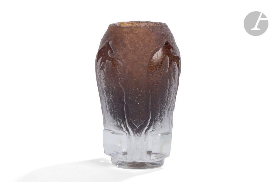 RENÉ DENIEL (NÉ EN 1947) 
Vase balustre. Épreuve en verre à inclusions brunes, la surface traitée à l’acide et à la taille. Décor de carrés en relief sur la partie basse. Manques et éclats vers la base. Signé R. DENIEL et marqué F1 France en pourtour de la base. 
H. 19 cm