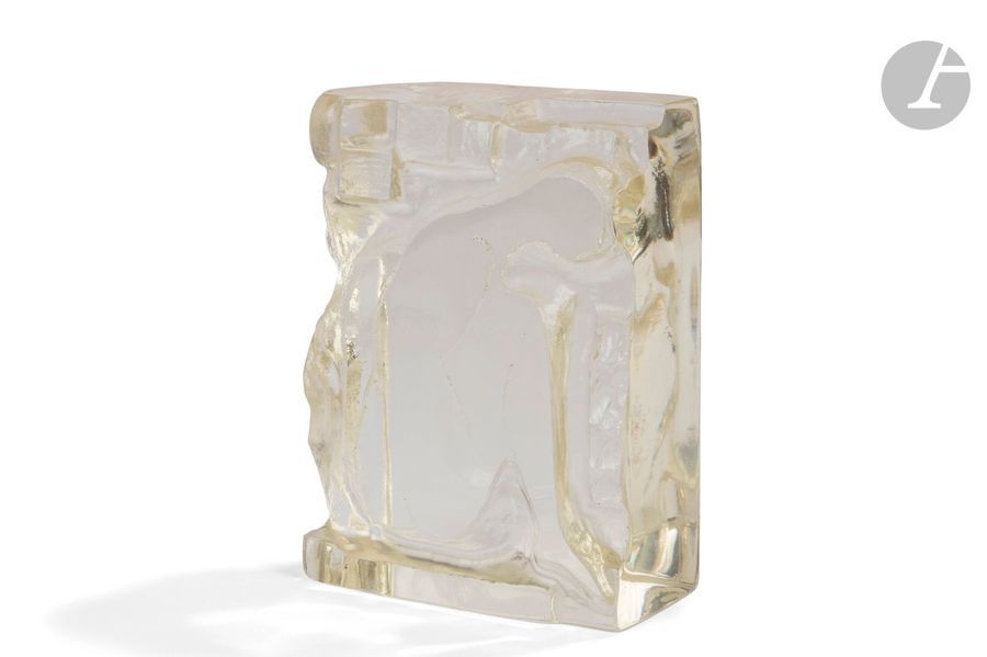 RENÉ DENIEL (NÉ EN 1947)
Femme assise de profil & Femme debout de face 
Sculpture Épreuve en verre optique teinté jaune pâle, fourni par le Corning Museum of Glass à l’artiste, le motif travaillé à l’acide et au burin. Signé René DENIEL, daté (19)88 et porte la mention Et (pour étude) sur le côté. 16,5 x 12 x 6 cm 