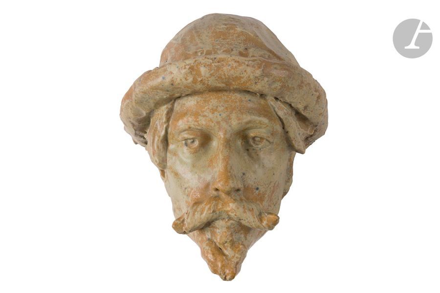 ALFRED JEAN HALOU (1875-1939) SCULPTEUR & ALEXANDRE BIGOT (1862-1927) CÉRAMISTE
Tête d’homme (possiblement un autoportrait du sculpteur), 1899
Portrait sculpté. Épreuve en grès émaillé beige nuancé vert et moucheté ocre. Craquelures de cuisson à l’intérieur. Dédicacé, localisé et daté Amitiés - Cuit chez Bigot Mer(credi) 14 Août (18)99 et signé A. HALOU incisé au revers. 
H. 27 cm – L. 22 cm – P. 14,5 cm 