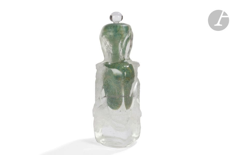 RENÉ DENIEL (NÉ EN 1947) 
Important flacon. Épreuve en verre à décor d’inclusions vertes et de fines bulles, la surface traitée profondément à l’acide et au burin. Le bouchon sphérique en verre incolore. Deux petits éclats sur le col et sur l’épaulement. Signé R. DENIEL et inscrite ÉTUDE et B1 sous la base. H. 30 cm