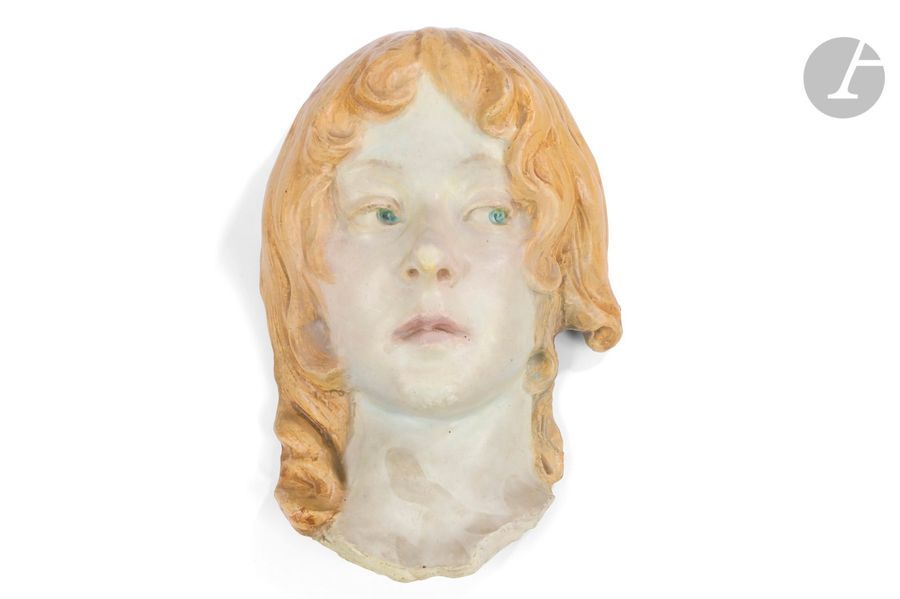 EDMOND LACHENAL (1865-1948) CÉRAMISTE & CHARLOTTE GABRIELLE BESNARD (1854-1931) SCULPTEUR
Portrait de jeune fille
Masque. Épreuve en céramique émaillée polychrome. Inscrit Mme BESNARD Sculpteur - E LACHENAL Céramiste au revers. L. 26 cm 