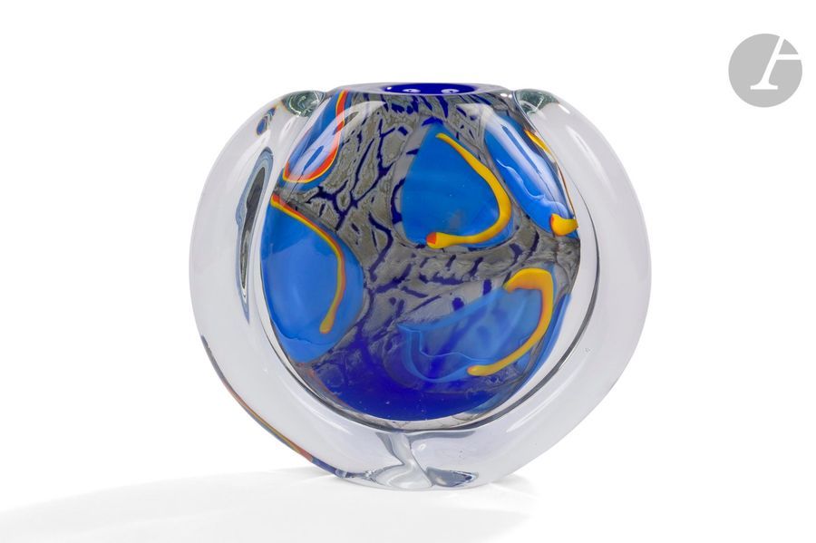 MARISA & ALAIN BÉGOU (NÉE EN 1948) & (NÉ EN 1945)
Vase boule méplat. Épreuve en verre soufflé au riche décor intercalaire polychrome. Signé BÉGOU et inscrit 5 IX 28 vers la base. H. 23,5 cm