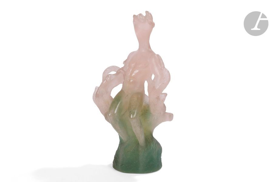 PIERRE ROULOT (1917-2007) & DAUM FRANCE 
Merlin, exemplaire n° 23/300
Sculpture. Épreuve en pâte de cristal dégradée du rose au vert. Marquée ROULOT et DAUM France au dos, et numérotée 23/300 sous la base. H. 31,5 cm 