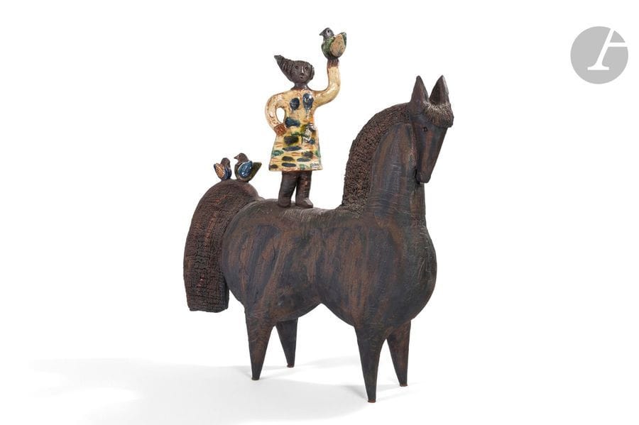 DOMINIQUE POUCHAIN (NÉ EN 1956) 
L’écuyer-oiseleur, 
Sculpture. Épreuve en céramique, le personnage et les oiseaux émaillés polychromes à l’engobe et alquifoux ; le cheval, traité noir mat, au jus d’oxyde. Une restauration à l’extrémité d’une jambe antérieure. Signée D. POUCHAIN sous le ventre du cheval. H. 98 cm – L. 85 cm