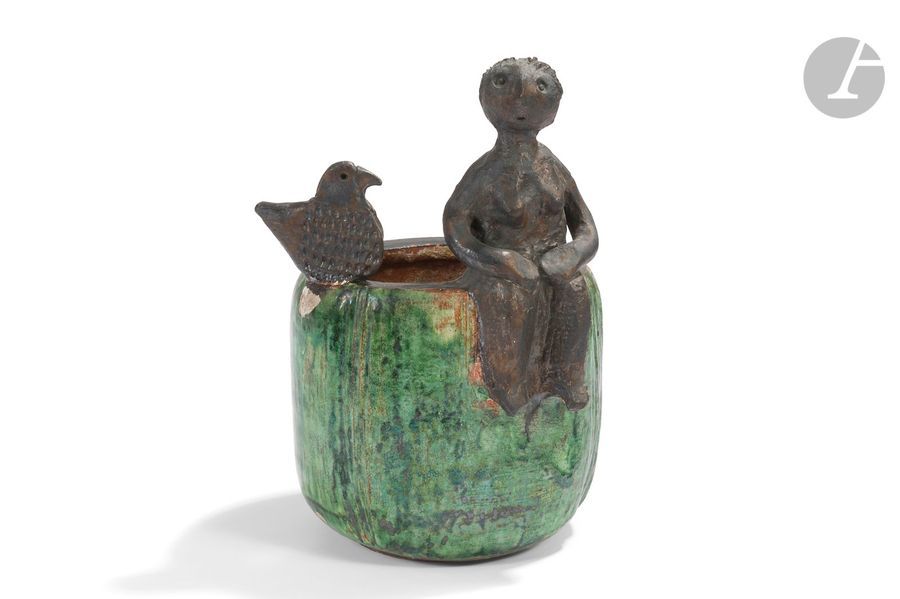 DOMINIQUE POUCHAIN (NÉ EN 1956) 
Femme à l’oiseau, œuvre réalisée dans les années 1980 
Sculpture formant vase. Épreuve en céramique, pourtour du pot émaillé polychrome à l’engobe et alquifoux ; le personnage et l’oiseau, traités noir mat, au jus d’oxyde. L’oiseau accidenté et recollé, sauts d’émail épars. Signée D. POUCHAIN au revers. H. 30 cm 