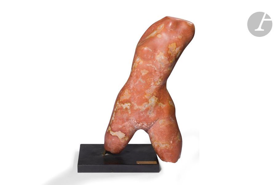 RENÉ COUTELLE (1927-2012) 
Torse féminin
Sculpture. Épreuve en marbre brèche rouge, sculpté à la taille directe. Socle en marbre noir. Non signée. H. 55 cm (avec socle)