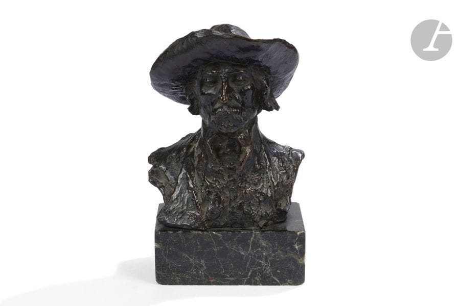 DOMENICO MASTROIANNI (1876-1962) 
Homme au chapeau
Portrait sculpté. Épreuve en bronze à patine brun nuancé. Base en marbre vert de mer. Fonte d’édition ancienne. Éclats au marbre. Signé D. MASTROIANNI et porte le cachet C. VALSUANI fondeur Paris au dos. H. base comprise 24 cm 