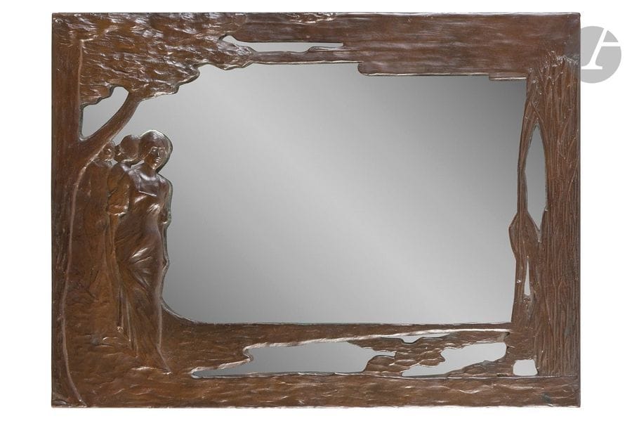 FRANÇOIS-RUPERT CARABIN (1862-1932) 
Rêverie lacustre, circa 1896/97
Miroir décoratif. L’encadrement en cuivre patiné brun, sur âme de bois, au décor exécuté en repoussé. Glace d’origine. Signé R. CARABIN en bas à gauche. 45 x 60 cm

Exposition :
- Salon de la Société Nationale des Beaux-Arts, Paris, 1897. Un modèle identique présenté lors de cette manifestation.
- Les Industries d’Art au Salon de la Libre Esthétique, Musée d’Art moderne, Bruxelles, 1897. Un modèle identique présenté lors de cette manifestation.

Bibliographie : 
L’œuvre de Rupert Carabin, 1862-1932 – Catalogue de l’exposition organisée en 1974 à la Galerie du Luxembourg, édition de la galerie, Paris, 1974. Modèle identique reproduit page 178 sous la référence 82.