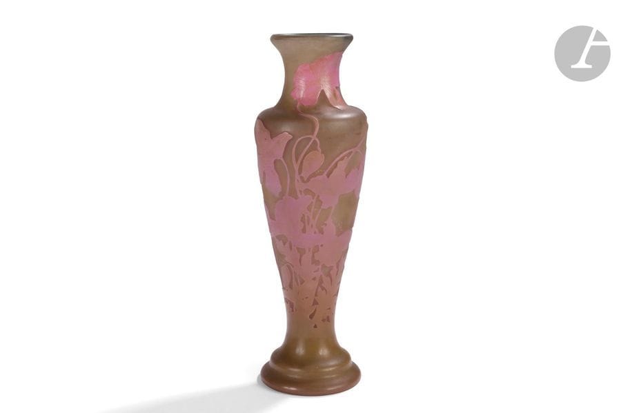 ÉTABLISSEMENTS GALLÉ (1904-1936) 
Pavots roses
Vase balustre à col évasé. Épreuve en verre multicouche, le décor dégagé à l’acide traité rose sur fond beige. Signé GALLÉ, en réserve gravé en camée à l’acide. H. 26,5 cm
