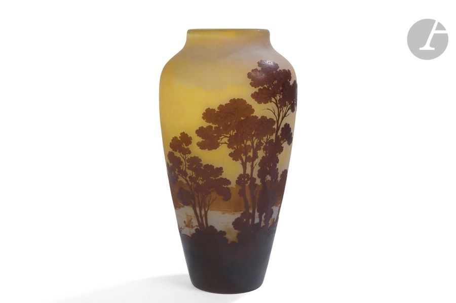 ÉTABLISSEMENTS GALLÉ (1904-1936) 
Paysage lacustre arboré aux barques
Grand vase balustre. Épreuve en verre multicouche, le décor dégagé à l’acide traité brun et kaki sur fond jaune nuancé. Signé GALLÉ, en réserve gravé en camée à l’acide. 
H. 35 cm