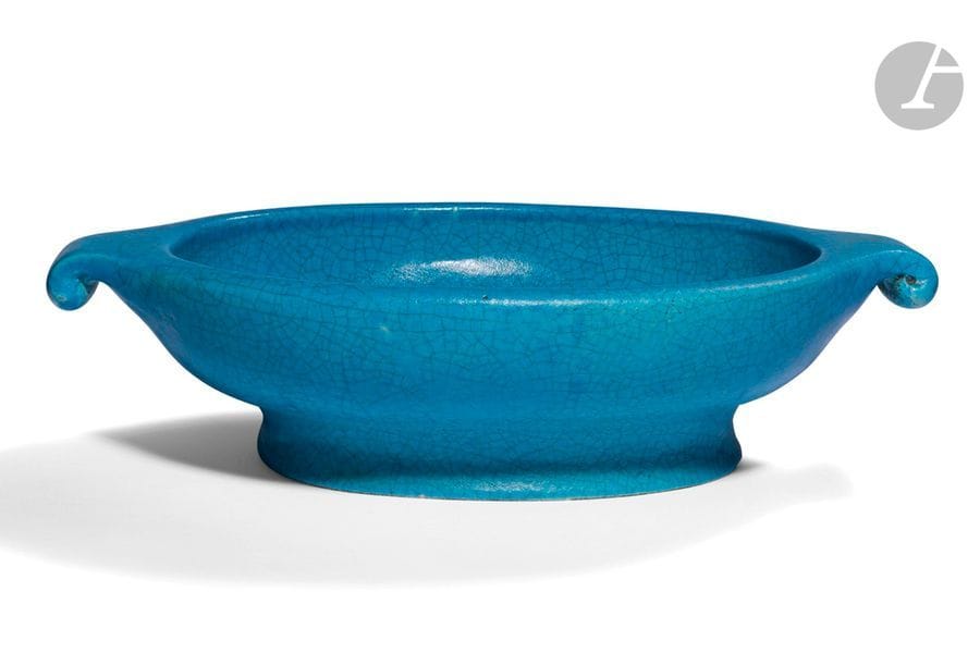 RAOUL LACHENAL (1885-1956) - LES BLESSÉS DE L’ATELIER LACHENAL
Grand plat ovale reposant sur talon et à deux prises latérales évoquant une coupe antique. Épreuve en céramique émaillée bleu craquelé. Deux éclats sous le pied. Signé Les Blessés Atelier LACHENAL sous la base. 
H. 12 cm – L. 44 cm – l. 27,5 cm 