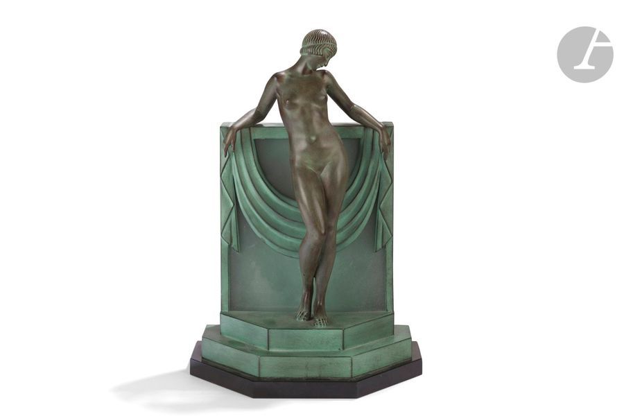 FAYRAL (PIERRE LE FAGUAYS, DIT) (1892-1962) SCULPTEUR & MAX LE VERRIER FONDEUR ÉDITEUR
Sérénité 
Sculpture lumineuse. Épreuve en régule patiné vert antique et verre dépoli. Base en marbre noir. Signée FAYRAL sur le côté droit, inscrit LE VERRIER et porte le cachet circulaire d’éditeur à l’arrière. H. 41 cm 