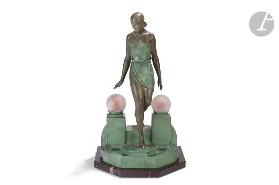 FAYRAL (PIERRE LE FAGUAYS, DIT) (1892-1962) SCULPTEUR & MAX LE VERRIER FONDEUR ÉDITEUR
Nausicaa 
Sculpture lumineuse. Épreuve en régule patiné vert antique. Le fond du bassin évoqué par du miroir, les deux globes en verre craquelé. Base en marbre noir veiné. Signée FAYRAL sur le côté gauche, inscrit LE VERRIER et porte le cachet circulaire de l’éditeur à l’arrière. H. 44 cm 
