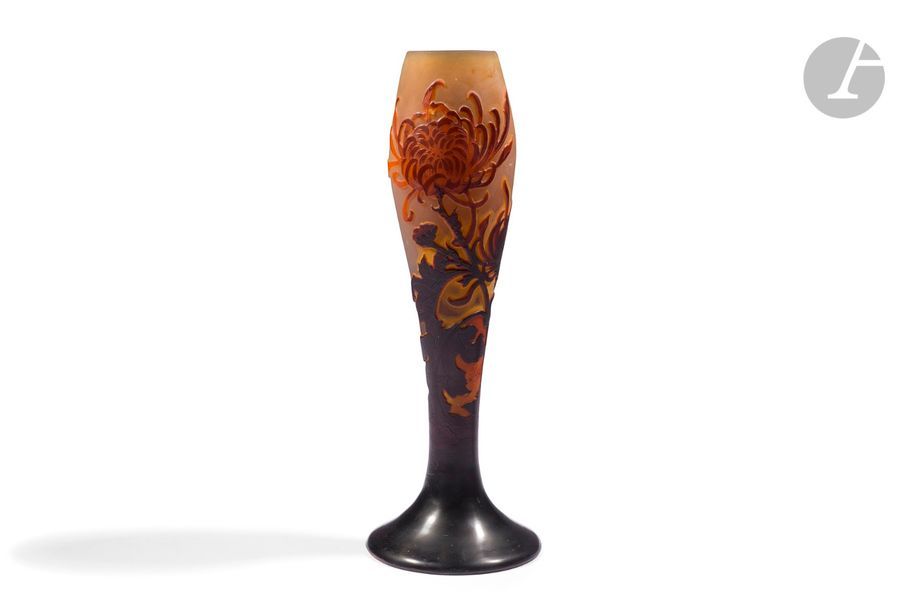 ÉTABLISSEMENTS GALLÉ (1904-1936) 
Chrysanthèmes du Japon 
Vase balustre fuselé sur large pied débordant. Épreuve en verre multicouche, le décor dégagé à l’acide traité brun et citrouille sur fond brun nuancé de jaune. Signé GALLÉ, en réserve gravé en camée à l’acide. H. 33,5 cm
