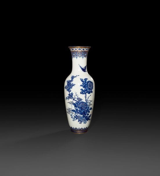 Sèvres

Vase balustre en porcelaine à décor bleu et or de pivoines et papillons.

Signé en or : CH. Ficquenet pour Charles Ficquenet, marqué : RF décoré à Sèvres 75 en rouge et S.72 en vert.

XIXe siècle, 1875.

H : 67,5 cm
