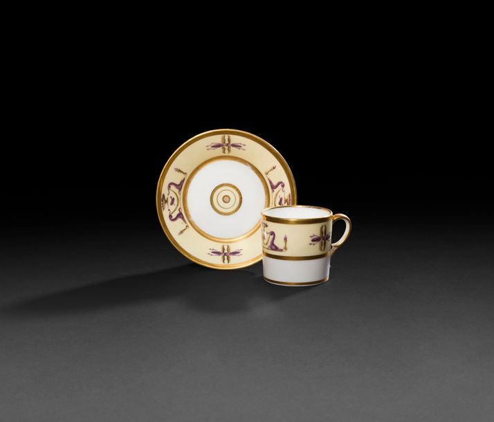Paris, Chine et Sèvres

Cinq tasses et cinq soucoupes en porcelaine à décor en grisaille et polychrome de paysages, fleurs, monogramme et trophées sur fonds variés.

Fin du XVIIIe siècle et XIXe siècle (quelques éclats).
