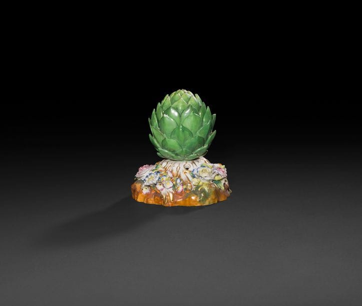 Paris

Bougeoir en porcelaine en forme d'artichaut couvert sur une terrasse rocheuse ornée de fleurs en relief.

Époque Napoléon III (éclats et manques).

H : 17 cm