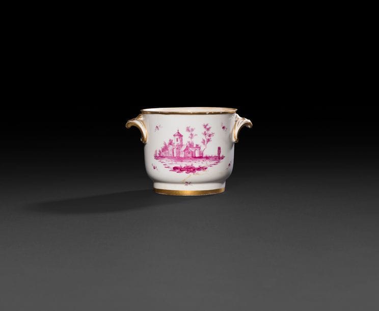 Paris

Seau à verre en porcelaine à décor en camaïeu pourpre de maisonnettes sur terrasses.

Fin du XIXe siècle.

(Éclats et fêlures).

H : 10,5 cm