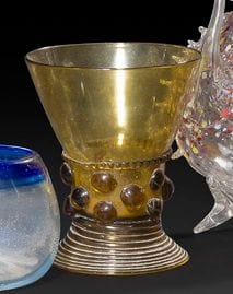 Verre en verre de couleur ambre, façon verre allemand du XVIIe siècle.

Allemagne ou République Tchèque - XXe siècle.

H : 12 cm