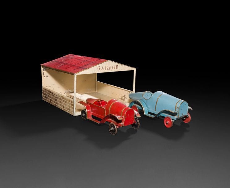 Lot de jouets de fabrication française des années 1920-1930 comprenant : 

- Un garage en tôle lithographiée avec marque de peinture et déformation sur le toit ; 

- Deux voitures type Renault en état d'usage avec usure et accidents, l'une bleue (L. : 29 cm), l'autre rouge (L. : 25 cm). Pinard ?

Dimensions du garage 30 x 30 cm. Hauteur 16 m.