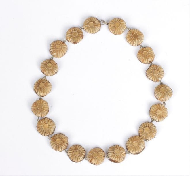 LINE VAUTRIN
Collier articulé de motifs en résine et talosel. Longueur : 44 cm environ (accident)