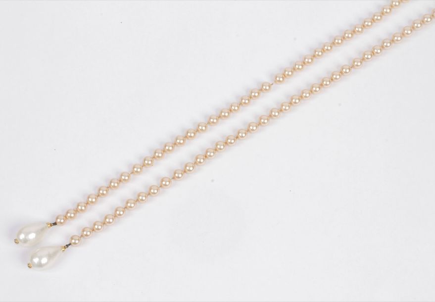 Collier bayadère en perles fantaisie. Longueur : 133 cm environ