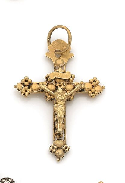 Pendentif-croix en or 18K (750). Travail français du XVIIIe siècle. Hauteur : 5,5 cm environ. Poids : 9,8 g